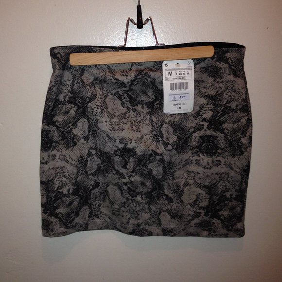 *Clearance* NWT Zara TRF Gray Snakeskin Print Miniskirt Size Medium - Picture 2 of 3